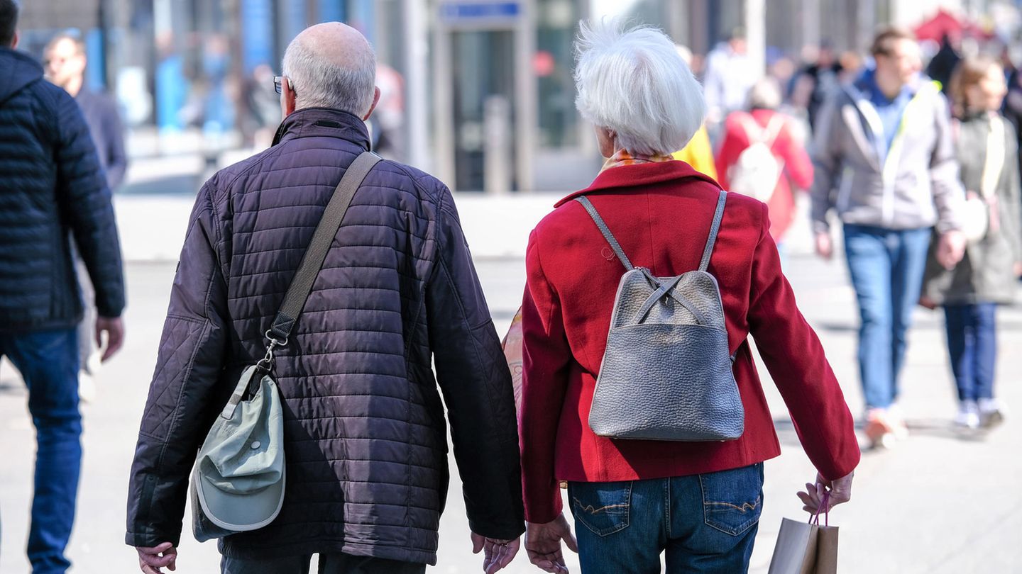 Graue Haare: rentner in einer Innenstadt