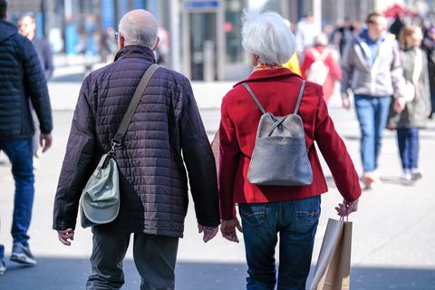 Graue Haare: rentner in einer Innenstadt