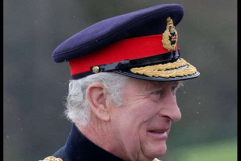 Bierflaschen, die anlässlich der Krönung Charles III. versteigert werden