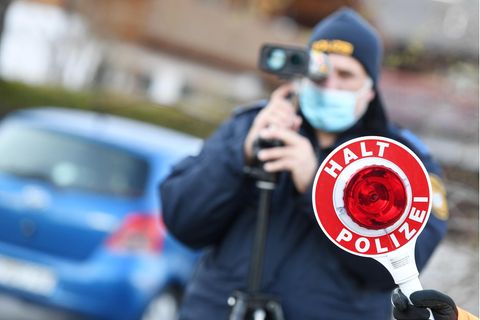 Blitzermarathon: Polizisten "blitzen" Temposünder