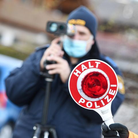Blitzermarathon: Polizisten "blitzen" Temposünder