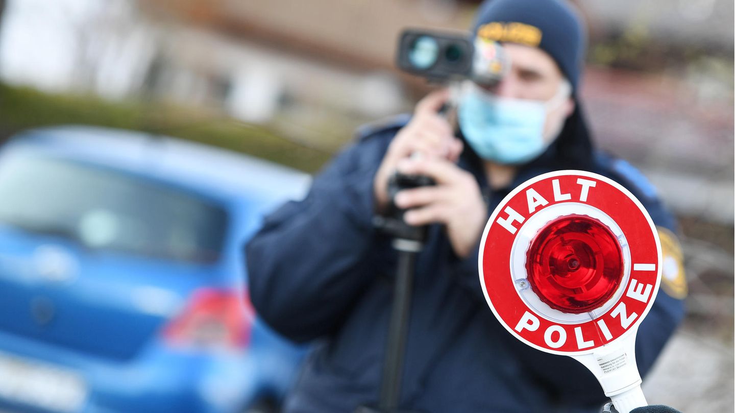 Blitzermarathon: Polizisten "blitzen" Temposünder