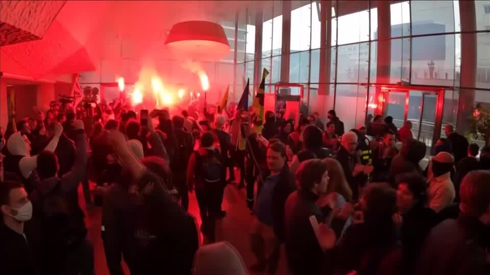 Video: Demonstranten stürmen Pariser Euronext-Zentrale