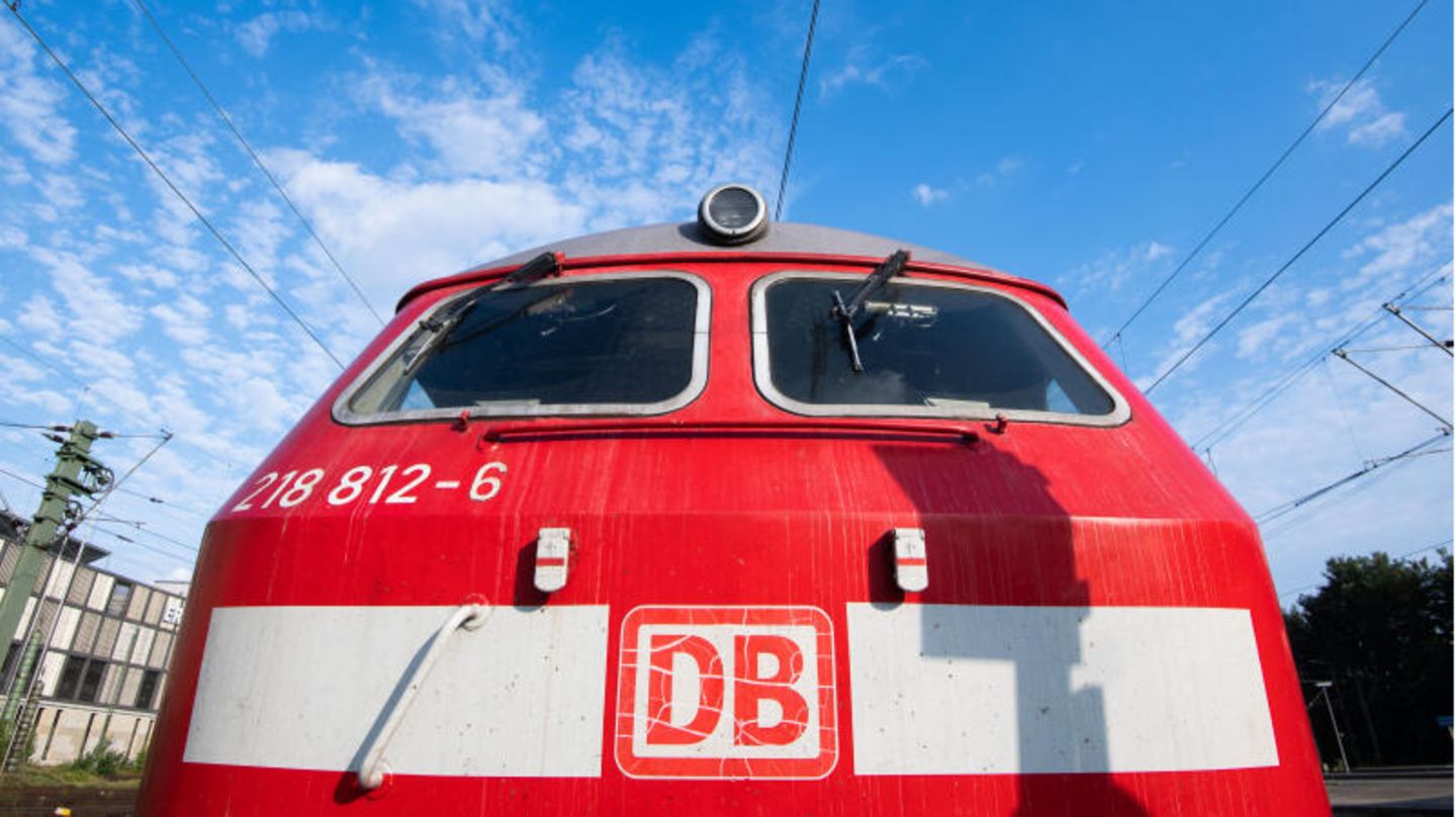 Eine leere Lok steht am Hauptbahnhof Hannover