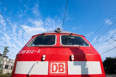 Eine leere Lok steht am Hauptbahnhof Hannover