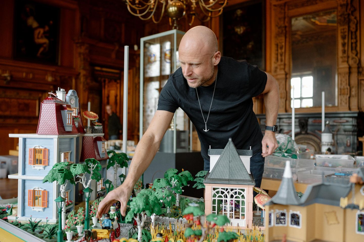 Mann vor Playmobilfiguren