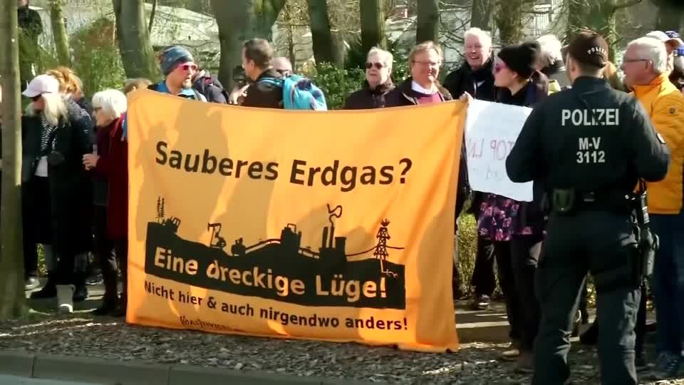 Video: Proteste in Binz: Scholz diskutiert über geplantes LNG-Terminal