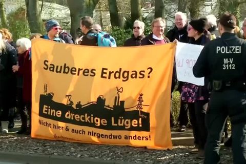 Video: Proteste in Binz: Scholz diskutiert über geplantes LNG-Terminal