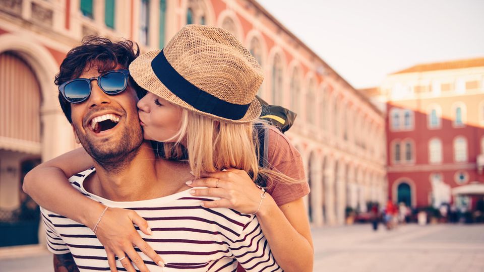 Mit dem Partner in den Urlaub fliegen ist deutlich beliebter, als auf Reisen Rating-Apps zu nutzen. 