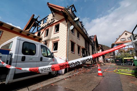 Das früher als Gasthof genutzte Wohnhaus in Gernsbach (Baden-Württemberg) brannte aus, drei Kinder starben bei dem Feuer