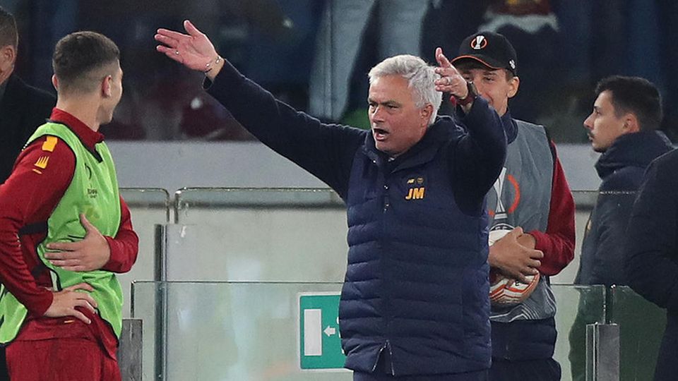 Trainer José Mourinho gibt den Einpeitscher für die Roma-Fans