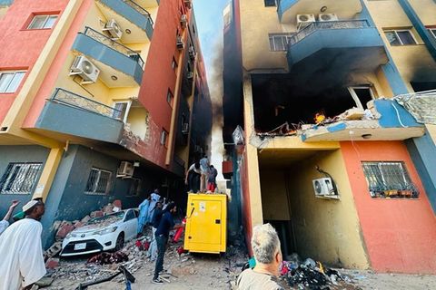 Ein Feuer bricht in einem Gebäude in Khartum im Sudan aus