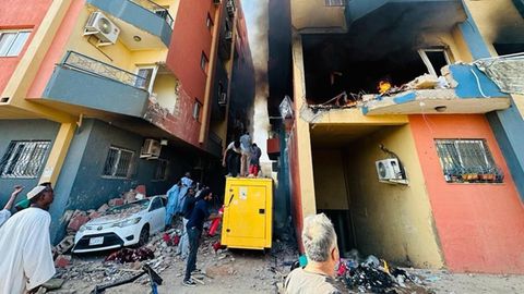 Ein Feuer bricht in einem Gebäude in Khartum im Sudan aus