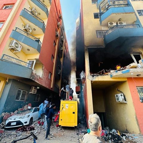 Ein Feuer bricht in einem Gebäude in Khartum im Sudan aus