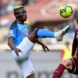 Victor Osimhen  Der 24-Jährige aus Nigeria ist im Moment der begehrteste Stürmer in Europa. Sämtliche Spitzenklubs der Premier League sollen schon Interesse bekundet haben. Kein Wunder: Osimhen hat den SSC Neapel mit seinen 21 Toren in der Liga an die Tabellenspitze geschossen, in der Champions League kommt er auf fünf Treffer. Das Problem: Der Mann ist ganz schön teuer. Sein aktueller Marktwert beträgt etwa 100 Millionen Euro und der dürfte angesichts des großen Interesse noch kräftig steigen.