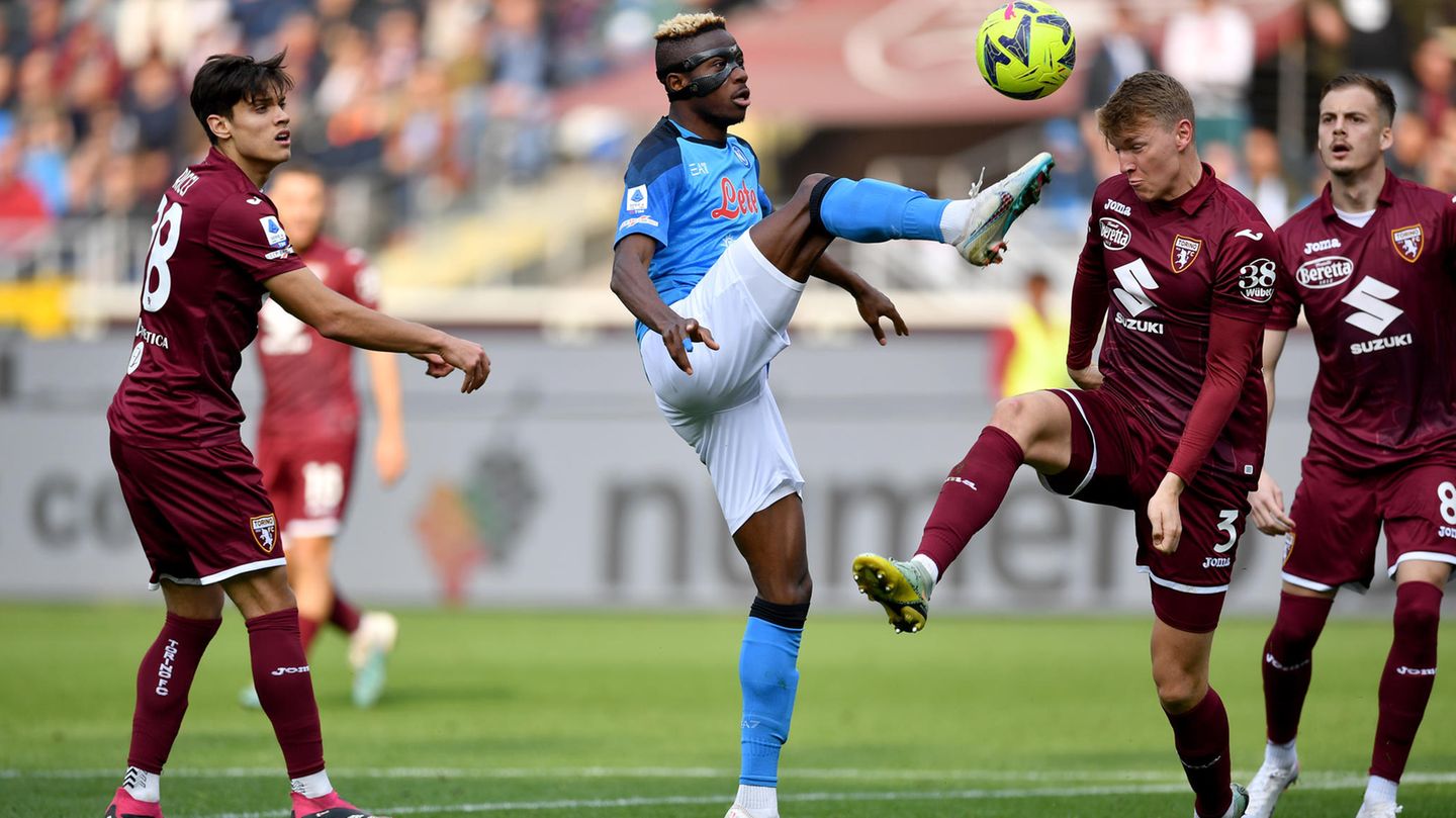 Victor Osimhen  Der 24-Jährige aus Nigeria ist im Moment der begehrteste Stürmer in Europa. Sämtliche Spitzenklubs der Premier League sollen schon Interesse bekundet haben. Kein Wunder: Osimhen hat den SSC Neapel mit seinen 21 Toren in der Liga an die Tabellenspitze geschossen, in der Champions League kommt er auf fünf Treffer. Das Problem: Der Mann ist ganz schön teuer. Sein aktueller Marktwert beträgt etwa 100 Millionen Euro und der dürfte angesichts des großen Interesse noch kräftig steigen.