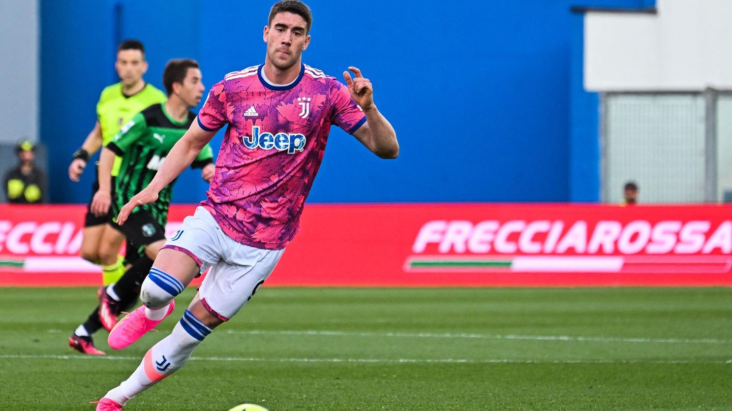 Dusan Vlahovic  Der Serbe ist mit 23 Jahren noch jung und ein großes Versprechen. Im vergangenen Jahr wechselte er für 80 Millionen Tacken vom AC Florenz zu Juventus Turin. Dort überzeugt er höchstens ansatzweise. In der Liga stehen acht Tore auf seinem Konto, insgesamt kommt er auf elf Treffer. Dafür dürfe er ein wenig günstiger zu haben sein als Osimhen oder Kane.