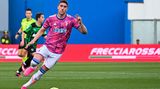 Dusan Vlahovic  Der Serbe ist mit 23 Jahren noch jung und ein großes Versprechen. Im vergangenen Jahr wechselte er für 80 Millionen Tacken vom AC Florenz zu Juventus Turin. Dort überzeugt er höchstens ansatzweise. In der Liga stehen acht Tore auf seinem Konto, insgesamt kommt er auf elf Treffer. Dafür dürfe er ein wenig günstiger zu haben sein als Osimhen oder Kane.