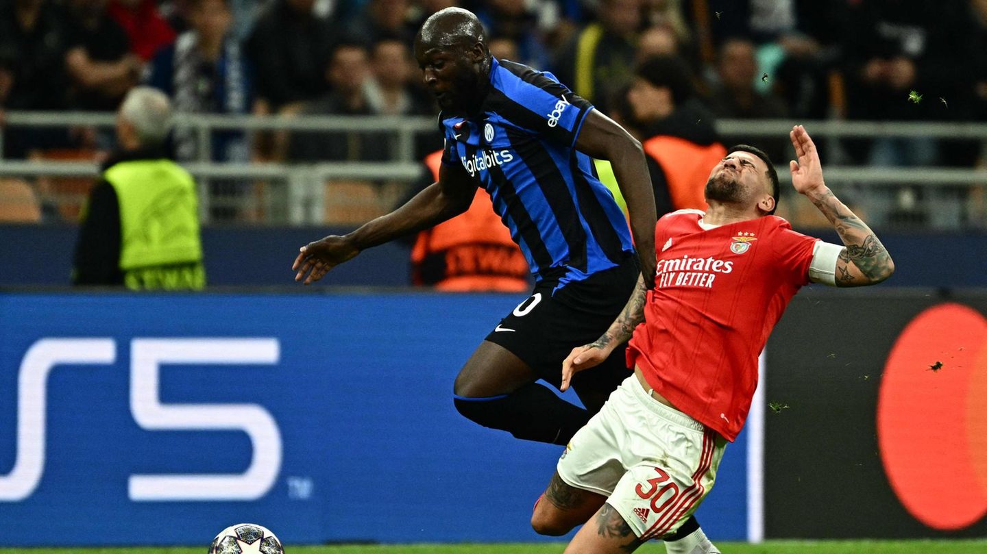 Romelu Lukaku  Man muss den belgischen Angreifer in die Kandidatenliste aufnehmen, auch wenn sein Ruhm mittlerweile etwas verblasst ist. Dennoch zählt er weiterhin zu den gefährlichsten Torjägern Europas. Vor zwei Jahren kam er allerdings beim FC Chelsea mit dem damaligen Trainer Tuchel nicht zurecht. Dass Lukaku zu den Bayern wechselt, ist also eher unwahrscheinlich.