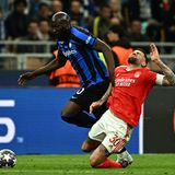 Romelu Lukaku  Man muss den belgischen Angreifer in die Kandidatenliste aufnehmen, auch wenn sein Ruhm mittlerweile etwas verblasst ist. Dennoch zählt er weiterhin zu den gefährlichsten Torjägern Europas. Vor zwei Jahren kam er allerdings beim FC Chelsea mit dem damaligen Trainer Tuchel nicht zurecht. Dass Lukaku zu den Bayern wechselt, ist also eher unwahrscheinlich.