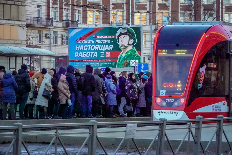 Pearls of Kremlin propaganda: A billboard in Saint Petersburg: "Serving Russia - that A billboard in St. Petersburg: "Serving Russia - that