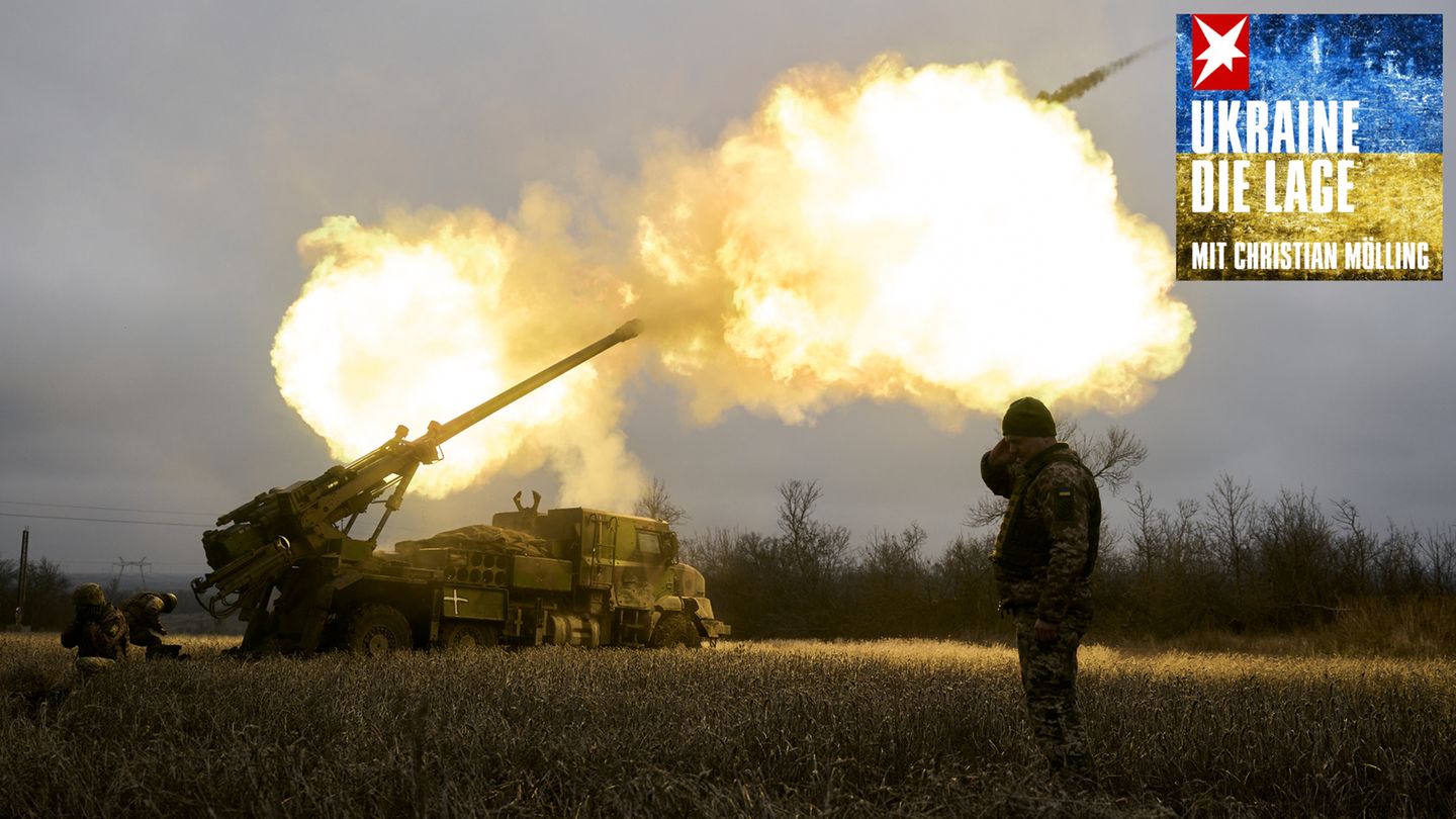 Ukrainische Soldaten feuern mit einer französischen Panzerhaubitze vom Typ Caesar auf russische Stellungen