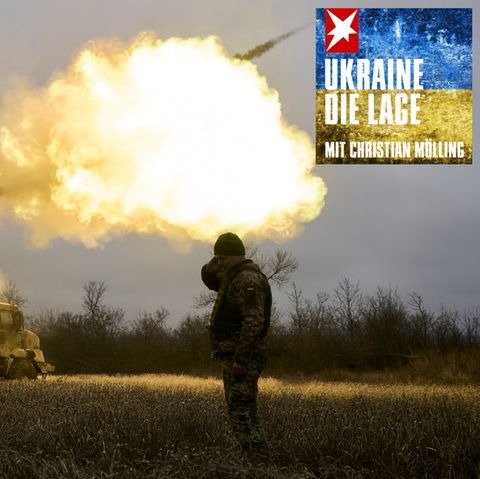 Ukrainische Soldaten feuern mit einer französischen Panzerhaubitze vom Typ Caesar auf russische Stellungen