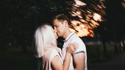 Offene Beziehung: Ein paar küsst sich in der Nacht