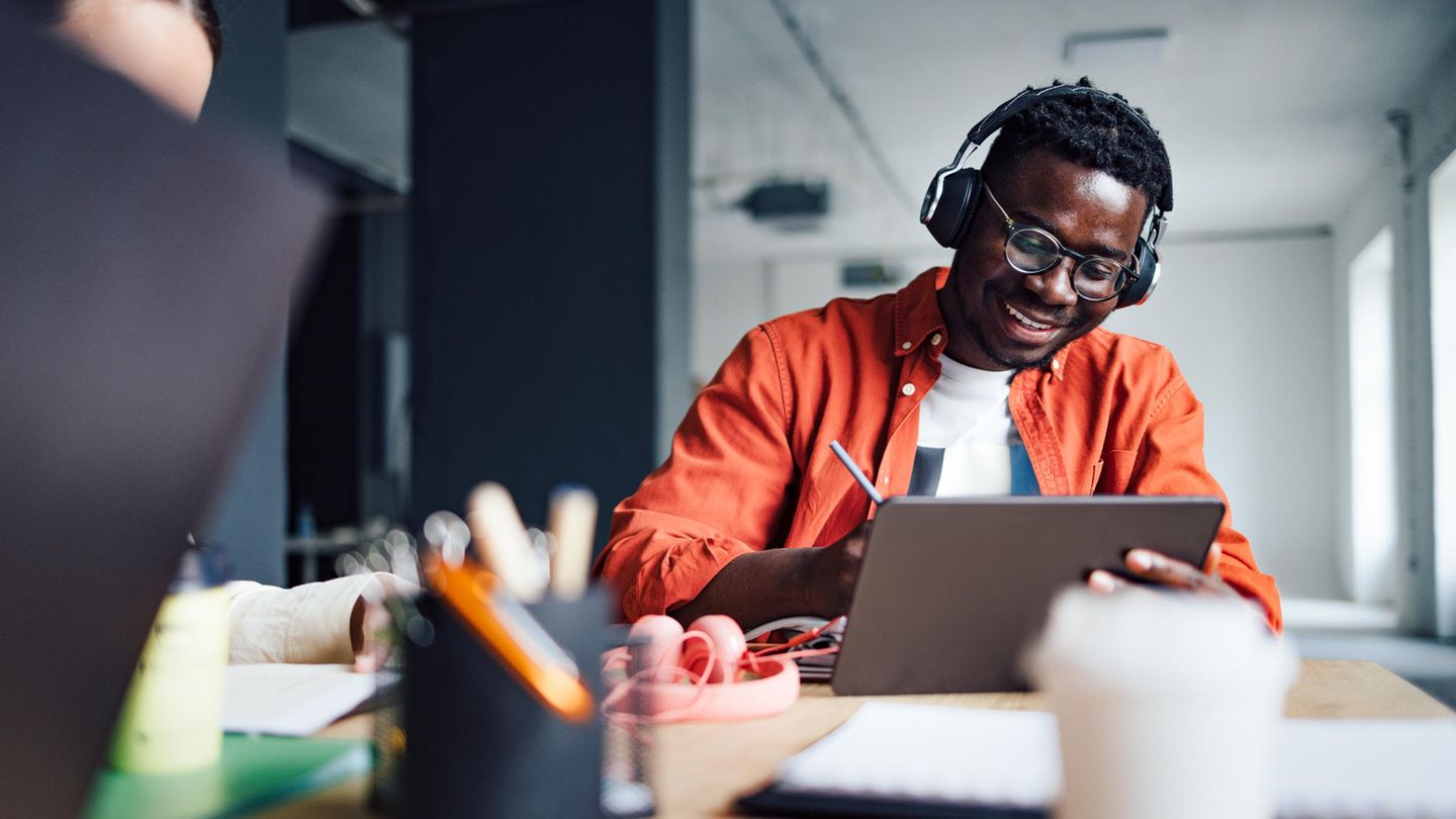 Digitale Notizbücher Digitale Notizbücher: Ein Mann notiert seine Gedanken auf einem digitalen Notitzbuch