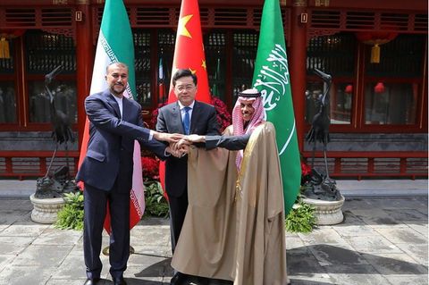 Die Außenminister des Iran (l.), von China (M.) und Saudi-Arabien reichen sich die Hand