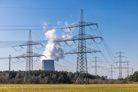 Das Atomkraftwerk Emsland in Lingen, davor elektrische Freileitungen