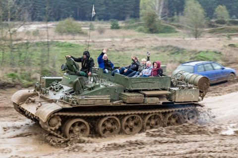 Zivilisten fahren auf einem T55TK Bergepanzer mit