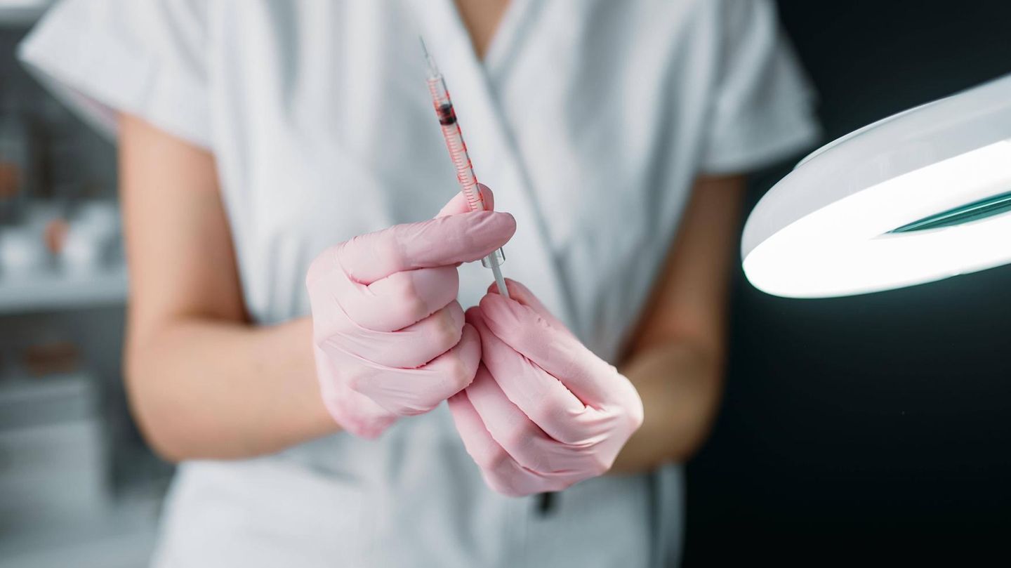 Heilpraktikerin Hamburg Prozess  Frau hält eine Hyaluron-Spritze