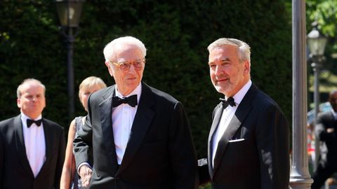 Herzog Franz von Bayern mit seinem Partner Thomas Greinwald, beide tragen einen schwarzen Anzug