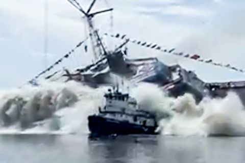Stapellauf geht schief: Kriegsschiff kracht gegen Schlepper