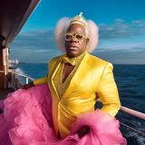 Clarence Thomas posiert in einem gelben Satin-Jacket, Pailletten-Oberteil und pinkem Tüll-Rock.