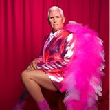 Der ehemalige Vize-Präsident der Vereinigten Staaten posiert sitzend komplett in pink gehüllt. 