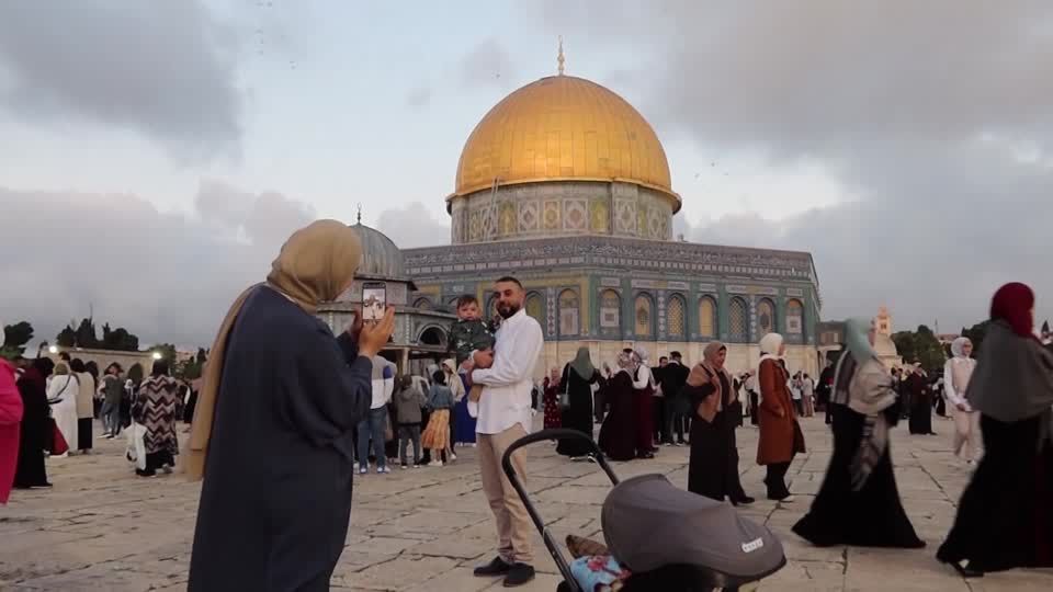 Video: Fastenbrechen: Muslime feiern Ende des Ramadan