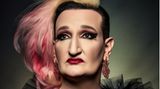 US-Senator Ted Cruz mit Lippenstift, Tüll-Oberteil und blond-pinkem Haar. 