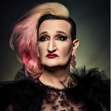 US-Senator Ted Cruz mit Lippenstift, Tüll-Oberteil und blond-pinkem Haar. 