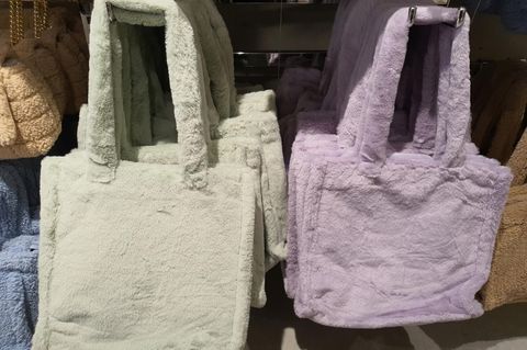Teddy Taschen hängen an Haken.