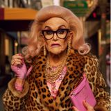 Der ehemalige Bürgermeister von New York in Leo-Fellmantel, dickem Gold-Schmuck und pinken Accessoires. 