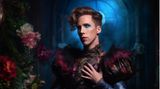 Der US-Senator Josh Hawley in einem dunklen geschlossenen Kleid, mit Puff-Ärmeln und Barock-Akzenten.