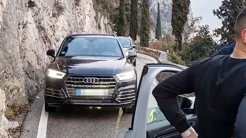 SUV verursacht Stau am Gardasee: Links massiver Fels, rechts ein Abgrund – und dann noch Gegenverkehr