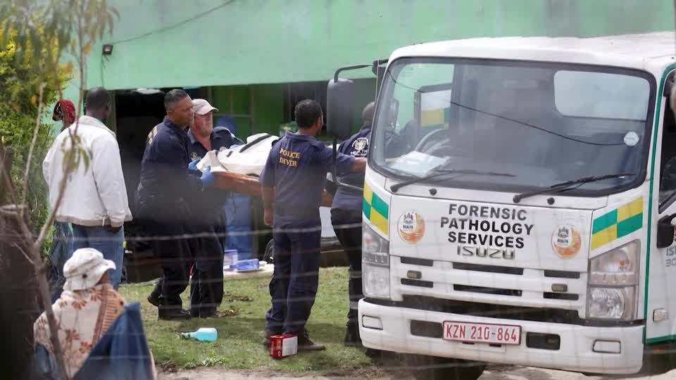 Video: Bewaffnete überfallen Hof und töten zehn Menschen