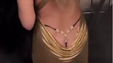 22. April 2023  Heidi Klum zeigt ihren Popo in heißem Gold-Look  Ganz schön heiß, Heidi! Das Model zeigt auf Instagram sein ziemlich sexy Outfit und schwingt zu den Klängen von Kim Petras' neuem Song verführerisch die Hüften. Dabei kommt der tiefe Popo-Ausschnitt – anders lässt sich dieser Style kaum deuten – bestens zur Geltung. La Klum ist bekannt für ihre gewagten Outfits gepaart mit einer Prise Humor. Denn nach den Moves dreht sich Heidi zur Kamera, lacht und streckt grinsend die Zunge heraus.