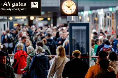 Lange Schlagen haben sich nach dem Warnstreik am Hamburger Flughafen vor dem Einlass zum Sicherheits-Check gebildet