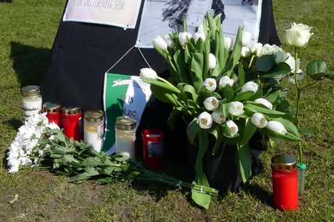 Auf dem Sportplatz von Klötze wurden Blumen und Kerzen niedergelegt im Gedenken an die getötete Kezhia
