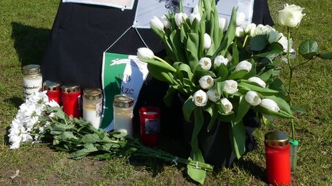 Auf dem Sportplatz von Klötze wurden Blumen und Kerzen niedergelegt im Gedenken an die getötete Kezhia