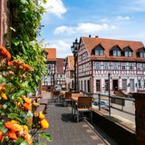 Hans Jakob Christoffel von Grimmelshausen gilt als der bedeutendste Barockdichter des 17. Jahrhunderts – und trotzdem ist vieles über sein Leben bis heute nicht bekannt. Was man aber weiß: sein Geburtshaus steht noch heute in der hessischen Kreisstadt Gelnhausen. 